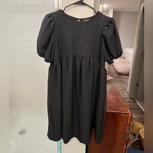 Black short-sleeved dress